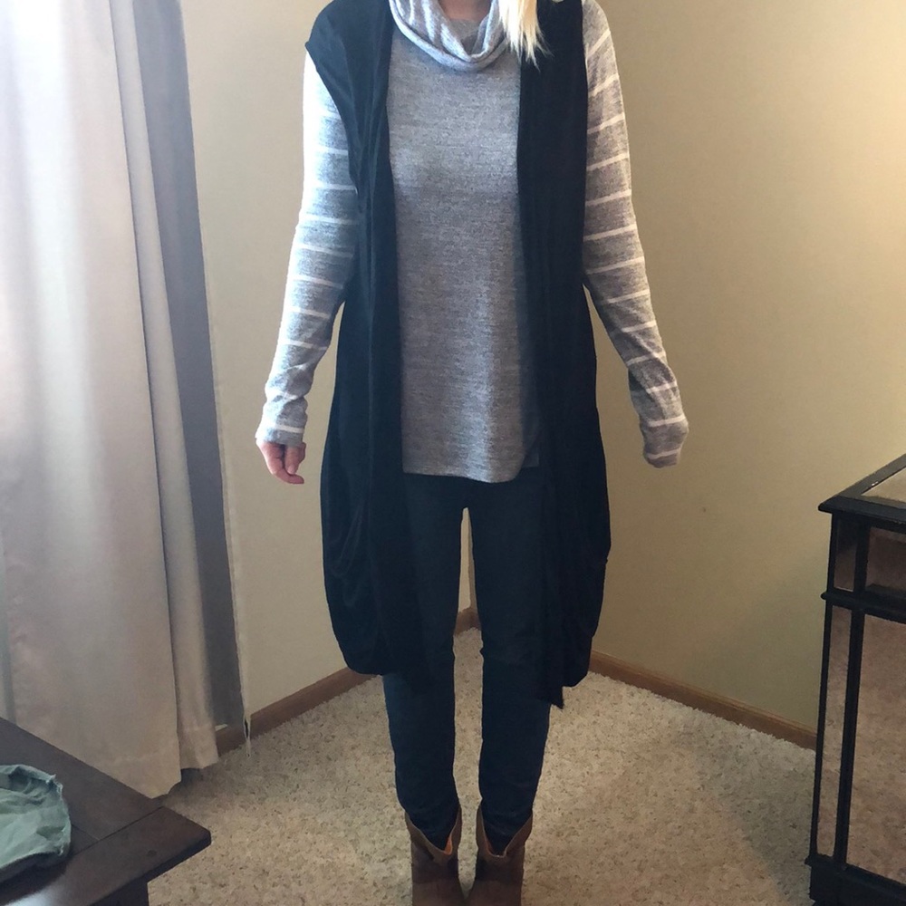 NWOT- Sleeveless open front cardigan